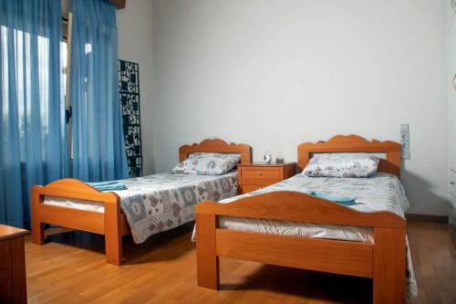 Giường trong phòng chung tại Laki Villa with pool and jacuzzi