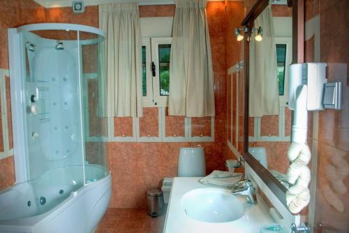 Ένα μπάνιο στο Laki Villa with pool and jacuzzi