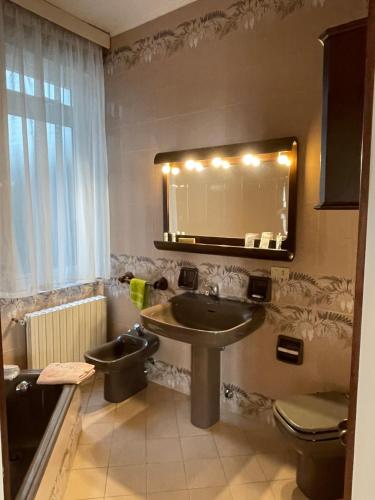 Bathroom sa Piazza Italia Charming Sea Apartments