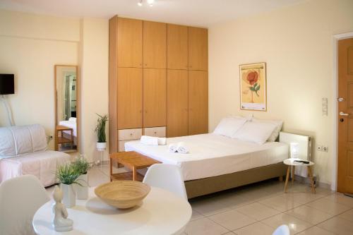 ein Hotelzimmer mit einem Bett und einem Sofa in der Unterkunft Sunny City Studio in Kalamata