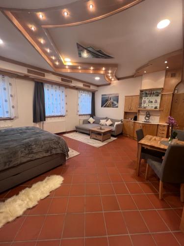 um quarto com uma cama e uma sala de estar em Fleischerei&Jausenstation Palucaj em Krieglach