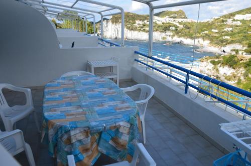 una mesa en el balcón de un crucero en Ponza Holiday Homes - Cala Feola, en Ponza