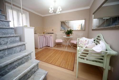 Il comprend un salon avec une chaise verte et une cuisine. dans l'établissement sacrobosco apartment Faggio, à Mugnano
