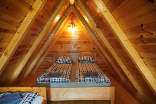 - 2 lits dans le grenier d'une cabane en rondins dans l'établissement Nikitovic house, à Žabljak
