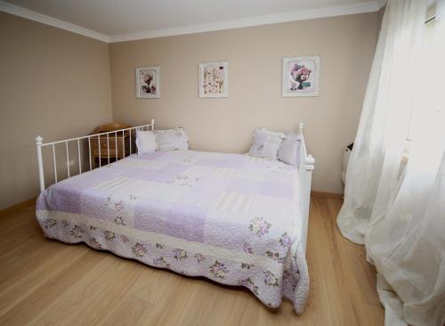 - une chambre avec un lit doté d'un couvre-lit blanc dans l'établissement sacrobosco apartment Faggio, à Mugnano