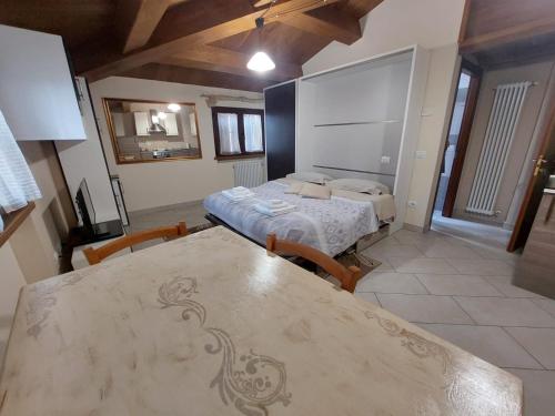 a bedroom with two beds and a table with chairs at Il Piccolo Granaio in Scavolino