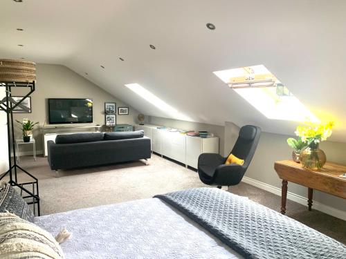 Habitación con cama, sofá y TV. en Treetops, en Coleraine