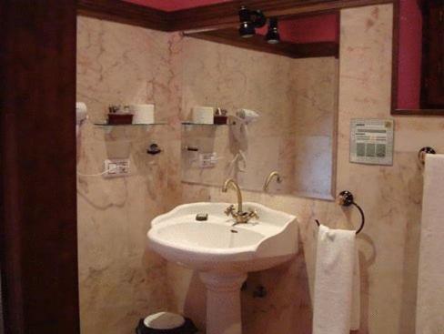 Phòng tắm tại Posada Restaurante Prada a Tope