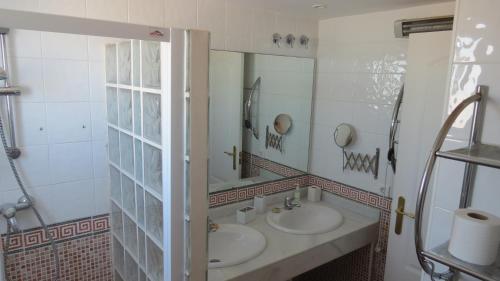 La salle de bains est pourvue de 2 lavabos et d'un miroir. dans l'établissement Casa Aljamar 11C, à Nerja
