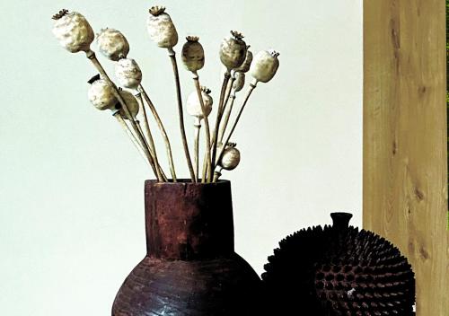 a black vase with a bunch of flowers in it at Superbe Grande Maison - Amis - Familles - Entreprises in Toulouse