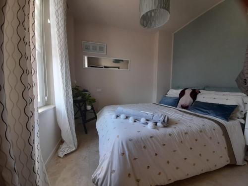a bedroom with a white bed with blue pillows at LaRiva 11 L'angolo segreto di Sarnico Lake Iseo in Sarnico