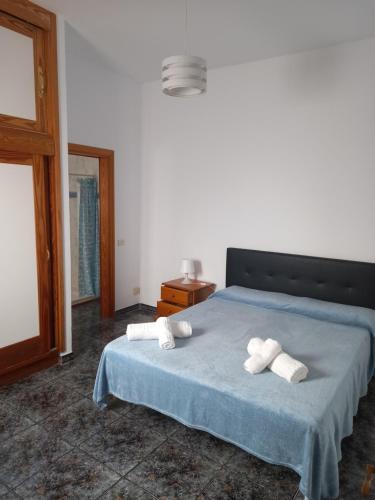 een slaapkamer met een bed met handdoeken erop bij El Girasol in Arinaga