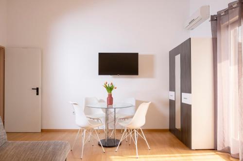 Televízia a/alebo spoločenská miestnosť v ubytovaní Apartman Ivo