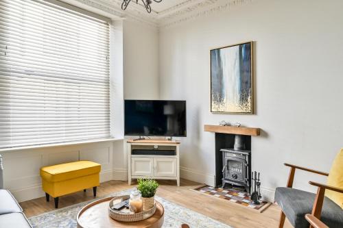 TV a/nebo společenská místnost v ubytování Luxury Georgian Townhouse Moments from the Harbour