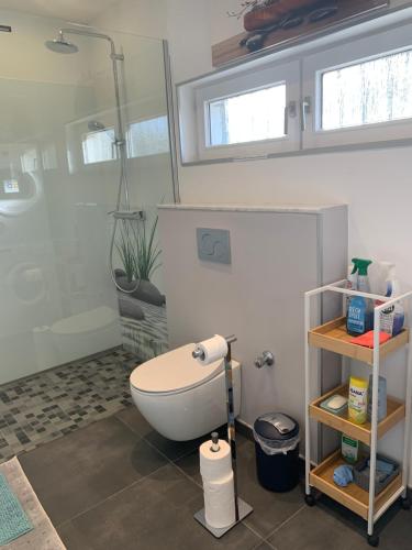 Koupelna v ubytování Ferienhaus Relax - Modernes Haus auf großem Grundstück im Grünen