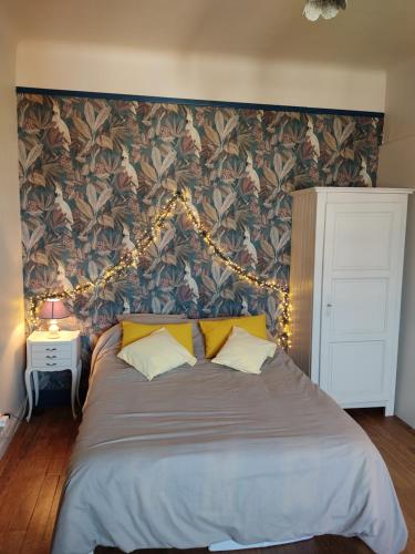 サン・ジャン・ド・リュズにあるAppartement pied de plageのベッドルーム1室(壁に大型ベッド1台付)