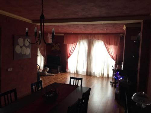 sala de estar con mesa de comedor y ventana en Los Girasoles, en Fuengirola