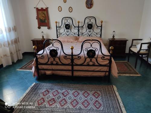 1 dormitorio con 1 cama con cabecero ornamentado en Villa Aristogatti, en San Pietro Vernotico