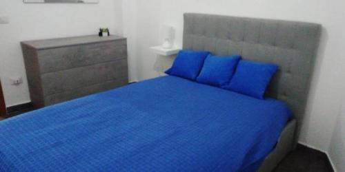 1 dormitorio con cama azul y almohadas azules en CASA del MORO, en Giardini Naxos