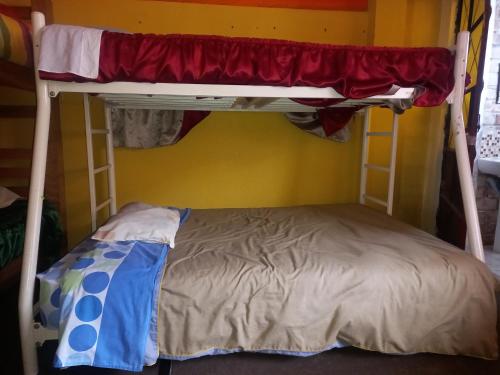 a bunk bed in a small room with a bunk bedutenewayewayeway at Monkeywasi Climbing Hostel in Huaraz