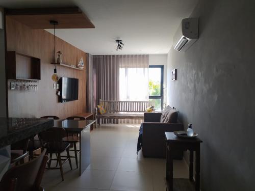 a living room with a couch and a table at Flat em Guarajuba, Paraíso dos Coqueiros in Guarajuba