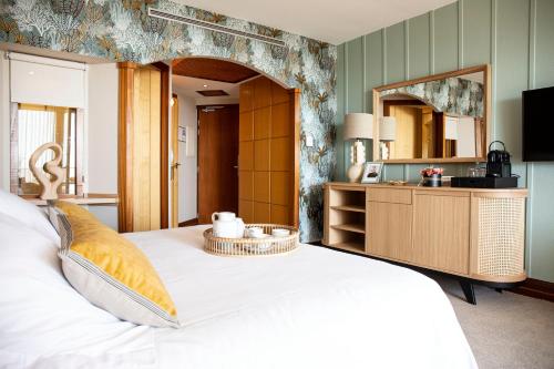 Giường trong phòng chung tại Grand Hôtel Les Flamants Roses Thalasso & Spa