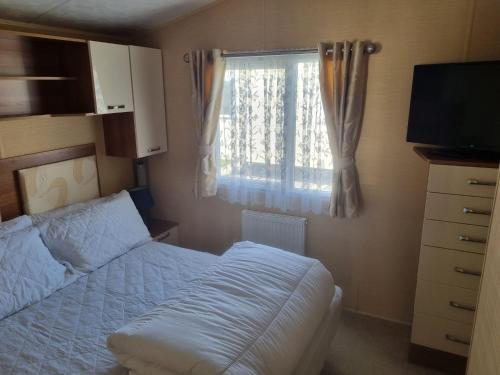 Ένα ή περισσότερα κρεβάτια σε δωμάτιο στο 8 berth deluxe pg157 GOLDEN PALM CHAPEL ST LEONARDS PALM GROVE