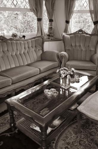 a living room with two couches and a coffee table at Agroturystyka u Kozdryka in Leśna