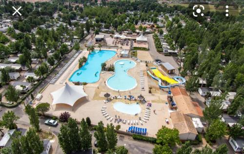 une vue aérienne d'une piscine dans un complexe hôtelier dans l'établissement Aquapark -DESS, à Vias
