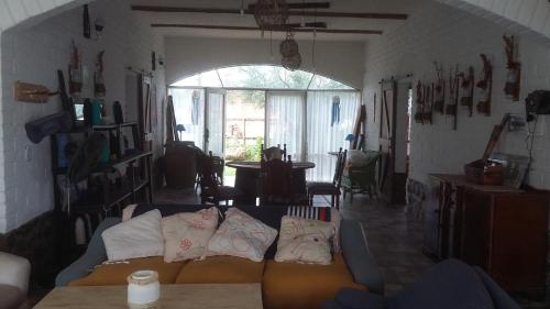 ein Wohnzimmer mit einem Sofa mit Kissen darauf in der Unterkunft Cabañas Cafayate II in Cafayate