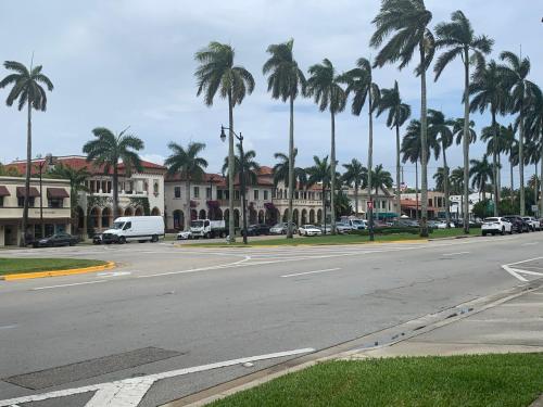 an empty street with palm trees and a building at TROPICAL Palm Beach WIFI 2BEDROOM 2BATHROOM OutdoorPOOL Beach Garden in Palm Beach