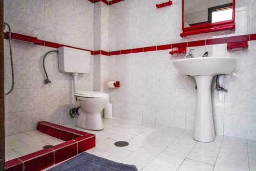 een badkamer met toilet en wastafel bij Aris Seaside Issos Beach in Agios Georgios