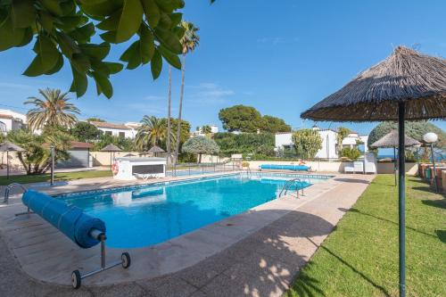 een zwembad in een resort met een glijbaan bij Aparto Residence Galetamar in Calpe