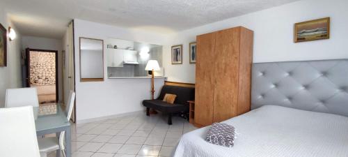 a bedroom with a bed and a desk and a chair at Studio Barandas in Callao Salvaje