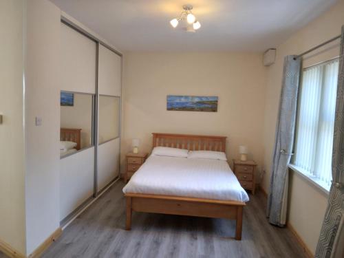 Кровать или кровати в номере Old School House Belcoo (43)