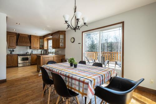 eine Küche und ein Esszimmer mit einem Tisch und Stühlen in der Unterkunft Villa Brebeuf in La Conception