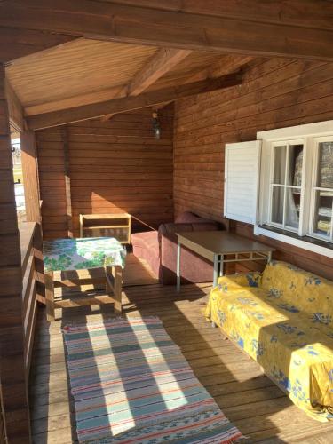 una habitación con sofá y mesa en una cabaña en Pikkjärve puhkemaja, en Tilsi
