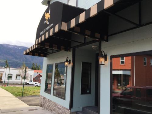 a restaurant with a black awning on a building at Hotel Stevenson in Stevenson