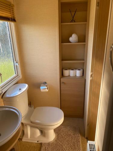 uma pequena casa de banho com WC e lavatório em Spencers Retreat at Percy Wood Country Park em Newton on the Moor