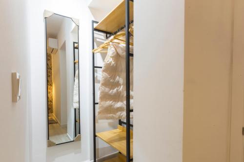 a dressing room with a mirror and a closet at ENTREARCOS in Cádiz
