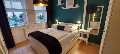 mała sypialnia z łóżkiem i lustrem w obiekcie Monciak w mieście Sopot