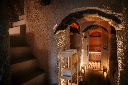 una camera con diversi letti a castello in un edificio di B&B La Castellina ad Abbadia San Salvatore