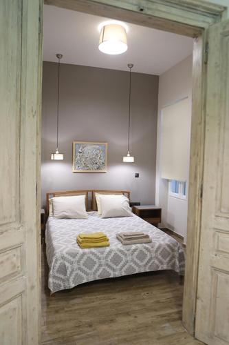 Un pat sau paturi într-o cameră la Όμορφο διαμέρισμα σε διατηρητέο κτίσμα στην Αθήνα