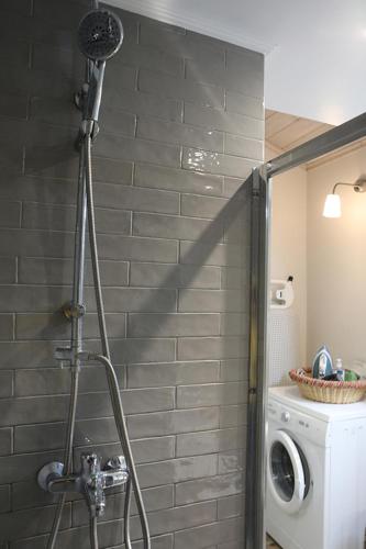 Ванна кімната в Όμορφο διαμέρισμα σε διατηρητέο κτίσμα στην Αθήνα