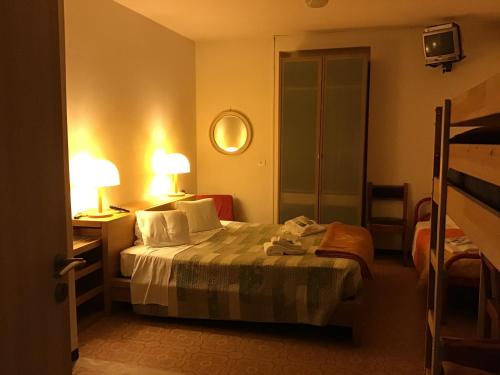 a hotel room with a bed with two lamps on it at Hotel Mirabeau in Bellagio