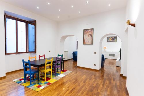 ein Esszimmer mit einem Tisch und Stühlen in der Unterkunft Dimora del Fico - Appartamento elegante e spazioso in Neapel