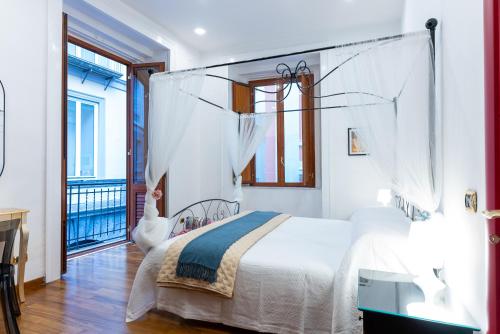 En eller flere senge i et værelse på Dimora del Fico - Appartamento elegante e spazioso