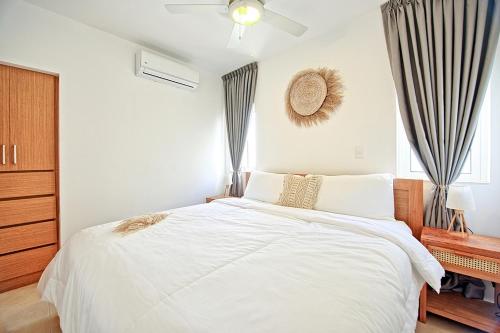Säng eller sängar i ett rum på Amazing ocean view apartment with grand pool