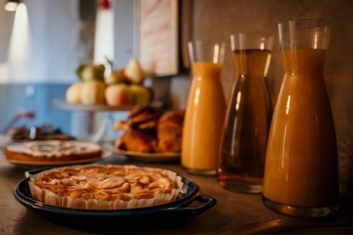 a table with a pie and some bottles of orange juice at B&B La Castellina in Abbadia San Salvatore