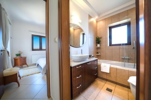 Ванная комната в FOS residence - ΦΩΣ ,luxury villa